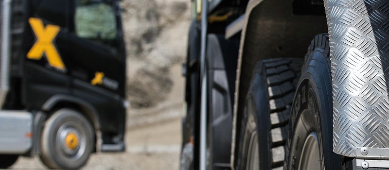 다양한 톤수의 냉동 탑차와 특수 탱크로리 차량 라인업